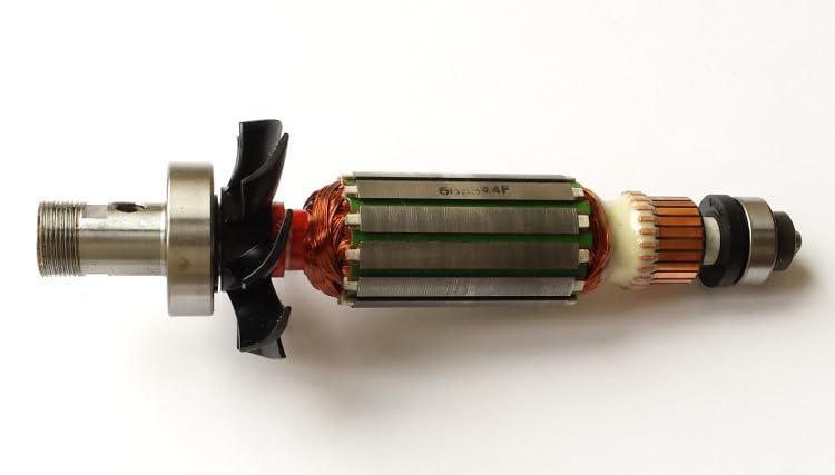 Makita 515844-0 RT0700C lamināta trimmeris - 240V, kompakts dizains, jaudīgs rotormotors, precīza griešana.