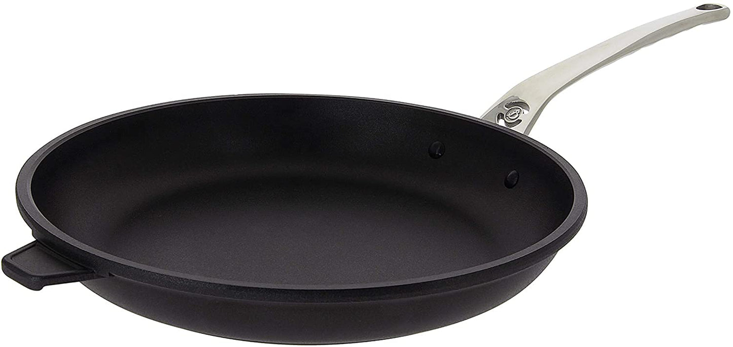 De Buyer Apaļā pretpiedeguma panna CHOC EXTREME - 32 cm, melna, izturīga, ar nelipīgu virsmu, ideāla cepšanai.