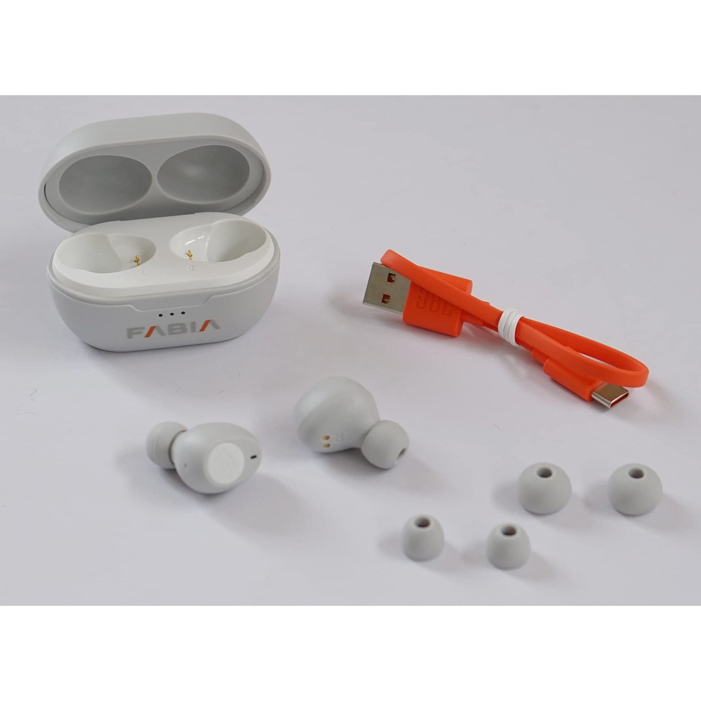 Skoda True-Wireless In-Ear austiņas - Bluetooth, baltas, ar Fabia uzrakstu, ergonomisks dizains, augsta skaņas kvalitāte.