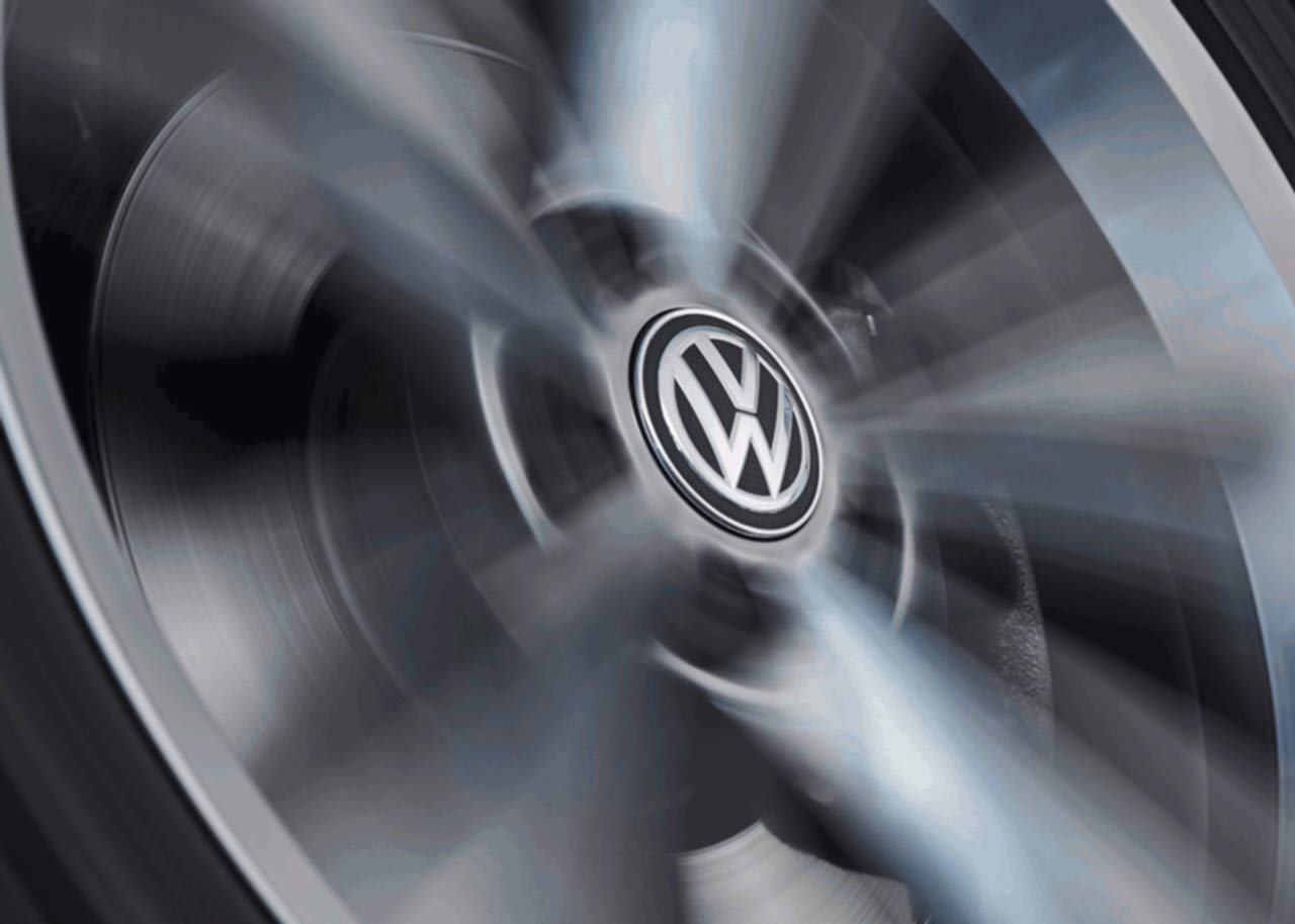 Volkswagen 000071213C rumbas vāciņš LM diskiem, dinamisks, ar stāvošu logo braukšanas laikā