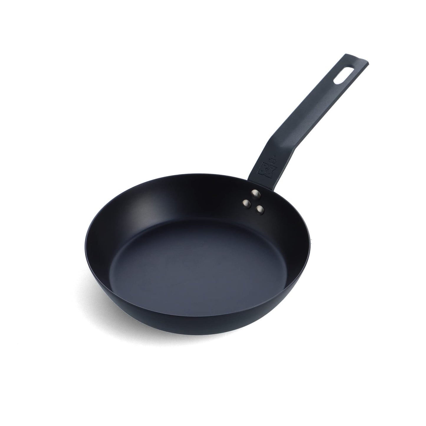 BK cietais tērauds panna - 20 cm, melna, nelīpoša, piemērota indukcijai, izturīga līdz 230 °C, bez PFAS, trauku mazgājamai mašīnai.