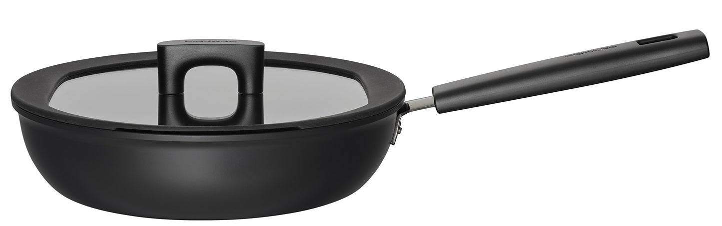 Fiskars sautēšanas panna ar vāku - Ø 26 cm, 2,8 l, nelīpošs, izturīga pret skrāpējumiem, piemērota visiem plīts veidiem.