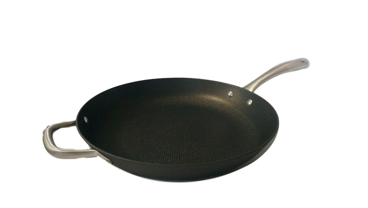 GSW Robusta panna 32cm - čuguns, nerūsējošais tērauds, melna, ar pretējo rokturi, izturīga un efektīva gatavošanai.