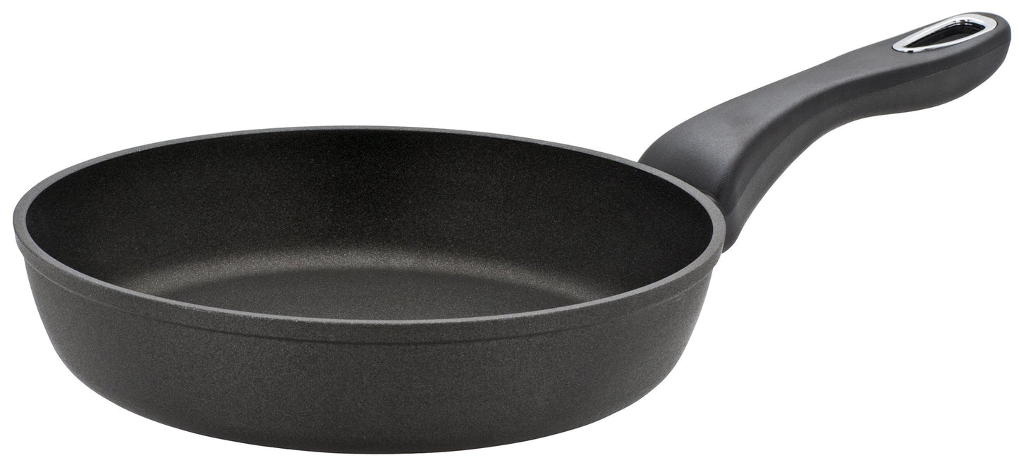 GSW 504287 Nanopan - 28 cm non-stick frying pan with durable ceramic coating and heat-resistant handle.