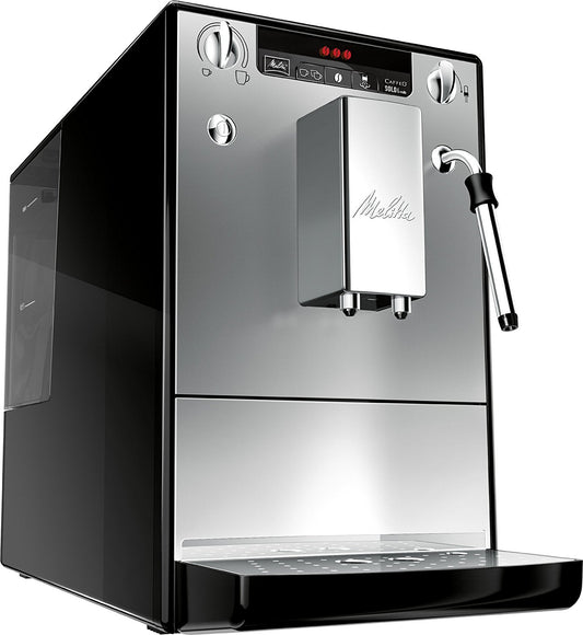 Melitta Solo & Milk - slaids kafijas automāts ar piena putotāju, noņemamu ūdens tvertni, sudraba krāsā.
