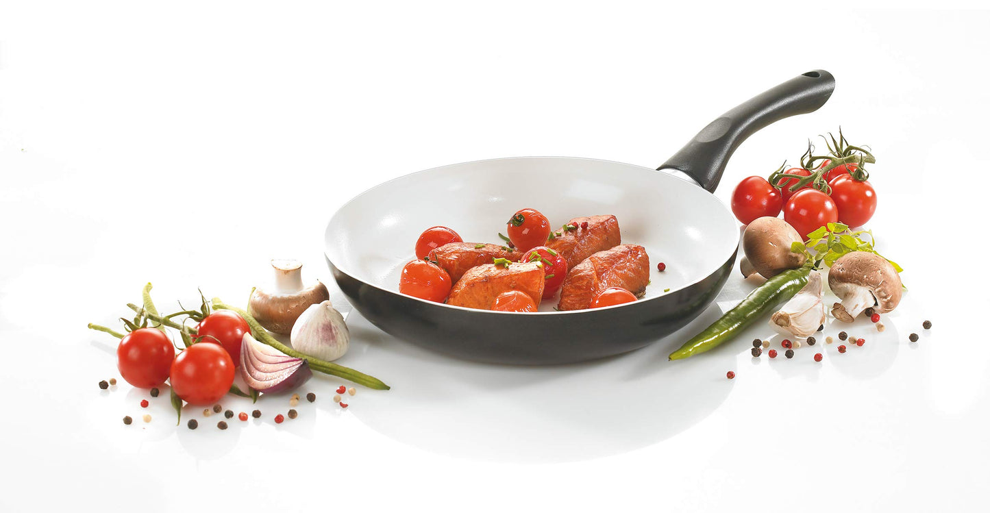 Karl Krüger 1032 RI alumīnija panna Rīga - 32 cm, melna spīdīga, viegla, izturīga, ideāla cepšanai un sautēšanai.