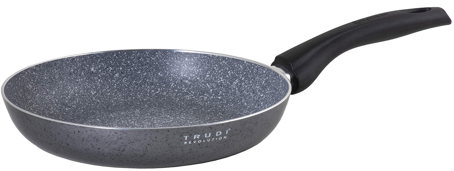 Aeternum Trudi Revolution cepamā panna 22 cm - alumīnijs, piemērota indukcijai, izturīga un viegla.