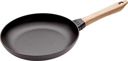 STAUB čuguna panna ar koka rokturi, 26 cm - melna emalja, piemērota visiem plīts veidiem, ieskaitot indukciju.