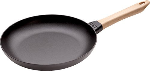 STAUB čuguna panna ar koka rokturi, 28 cm, melna, piemērota visiem plīts veidiem, ieskaitot indukciju un cepeškrāsni.