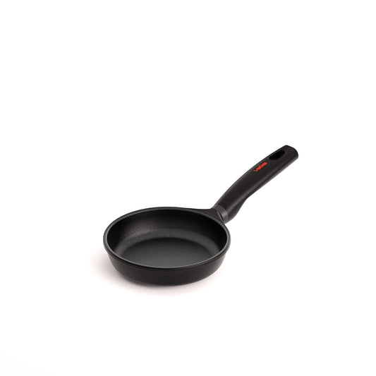 VALIRA MELNS POELE 16 FONTE ALU INDUKCIJA - Durable aluminum induction frying pan with non-stick surface.