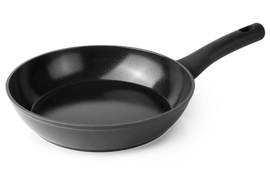 IBILI Nova Ceram cepamā panna - 22 cm, kalts alumīnijs, piemērota indukcijai, bez PFAS, viegla un izturīga.