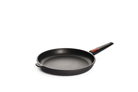 Woll Nowo Titanium plakana panna - Ø 32 cm, 5 cm augsta, noņemams rokturis, pretpiedeguma pārklājums, nav indukcijai.