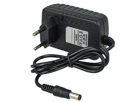 Četri barošanas bloki 12V - 2A jauda kamerai un LED sloksnei, kompakts dizains, droša lietošana.