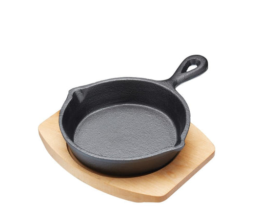 Artesa čuguna cepamā panna - nelipīgs pārklājums, koka dēlis, 13 cm, ideāli fajitām, BBQ un desertiem.