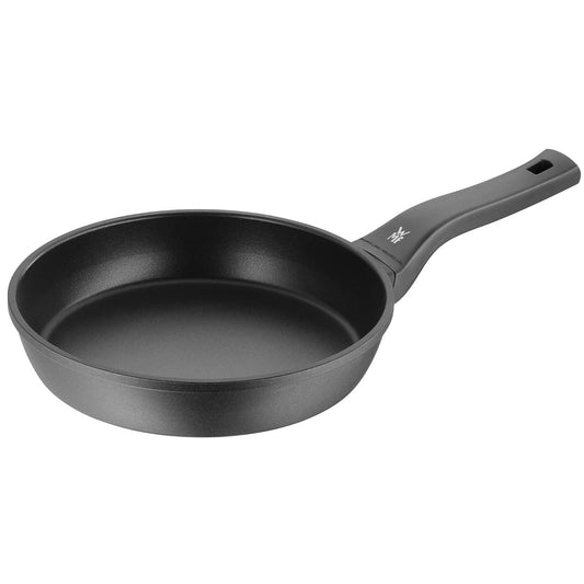 WMF Permadur Premium 24 cm panna - pārklāts alumīnijs, plastmasas rokturis ar liesmu aizsardzību, indukcijai piemērota.