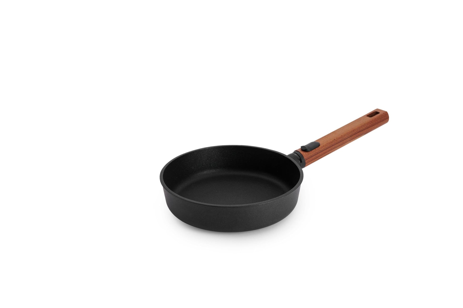 Woll Eco Logic QXR liešanas plakanā panna - induktīva, Ø 20 cm, ar noņemamu koka rokturi, bez PFAS, ar pretpiedeguma pārklājumu.
