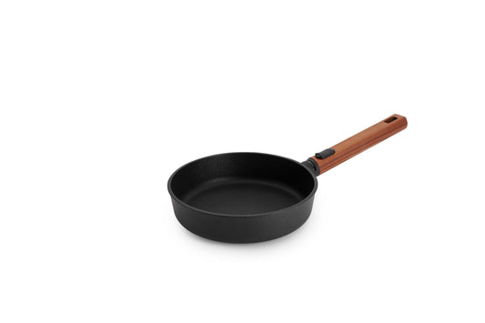 Woll Eco Logic QXR liešanas plakanā panna - induktīva, Ø 20 cm, ar noņemamu koka rokturi, bez PFAS, ar pretpiedeguma pārklājumu.
