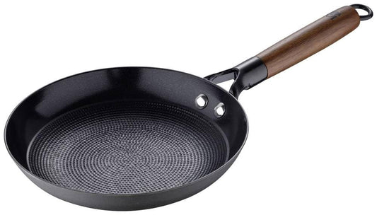 MasterPRO Odín - 20 cm cast iron pan, ergonomic acacia wood handle, non-stick coating, excellent heat distribution, lightweight design.