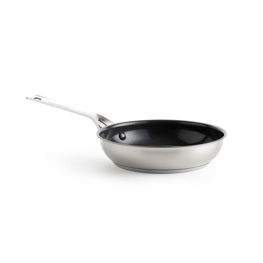 KitchenAid nerūsējošā tērauda cepamā panna - 24 cm, PFAS nesaturošs keramisks pārklājums, piemērota indukcijai un cepeškrāsnij.