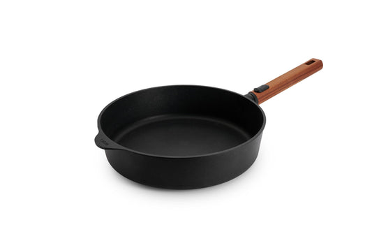 Woll Eco Logic QXR panna - induktīva, Ø 28 cm, 7 cm augsta, ar noņemamu koka rokturi, bez PFAS, ar pretpiedeguma pārklājumu.