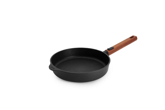Woll Eco Logic QXR liešanas plakanā panna - Ø 24 cm, noņemams koka rokturis, bez PFAS, pretpiedeguma, piemērota visiem plīts veidiem