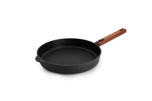 Woll Eco Logic QXR liešanas plakanā panna - Ø 28 cm, noņemams koka rokturis, bez PFAS, pretpiedeguma, piemērota visiem plīts veidiem