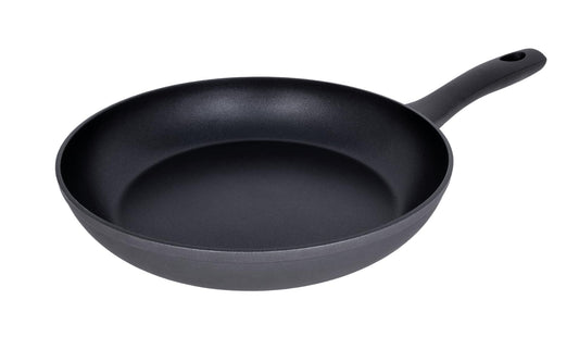 Arcos Serie Kaula - Pretpiedeguma panna, kalts alumīnijs, QuanTanium pārklājums, roktura aukstuma efekts, 24 cm, melna.