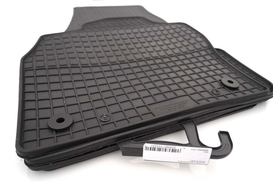 Paklājiņi A3 8P/8PA no 2003. līdz 2012. gadam, precīzi pielāgoti, pastiprināta gumijas papēža spilventiņš un stiprinājuma pogas.