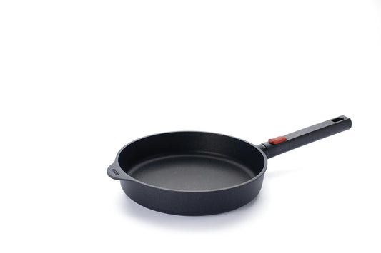 Woll Eco Logic QXR liešanas plakanā panna - induktīva, Ø 24 cm, bez PFAS, ar pretpiedeguma pārklājumu, cepeškrāsnī droša.