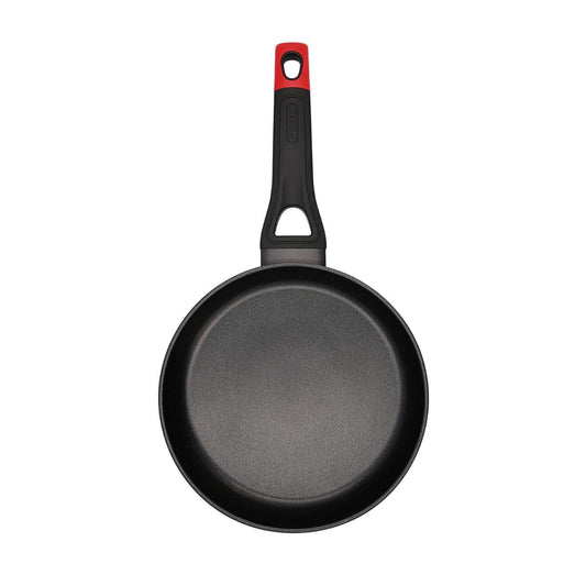 Pyrex alumīnija cepamā panna - viegla, izturīga, ideāla cepšanai un sautēšanai, ar neslīdošu rokturi.