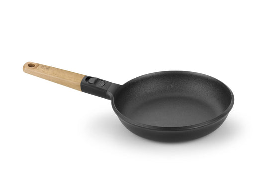 BRA Market 24 cm cepšanas panna - alumīnija liešana, noņemams koka rokturis, trīsslāņu nelipīgs pārklājums, bez PFOA.
