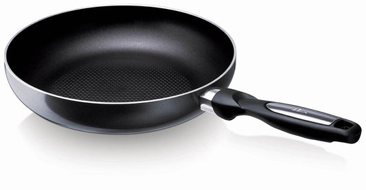 Beka Pro Induc cepamā panna - alumīnija, 26 cm, piemērota indukcijas plītīm, izturīga un viegli tīrāma.