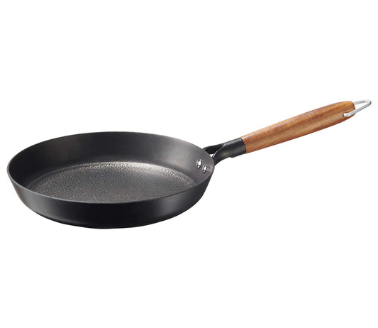 Küchenprofi cepamā panna 28 cm - melna, izturīga, nelipīga virsma, ideāla cepšanai un sautēšanai.