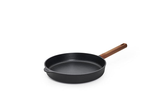 Woll Eco Logic QXR liešanas plakanā panna - induktīva, Ø 28 cm, ar koka rokturi, bez PFAS, ar pretpiedeguma pārklājumu.