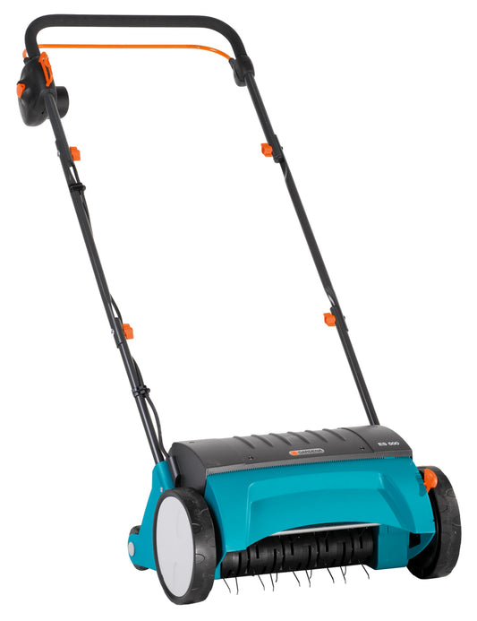 Elektriskais zāliena aerators Gardena ES 500: skarifikators, darba platums 30 cm, zālienam līdz 600 m², 500 W, regulējams darba dziļums, dalāms rokturis, īpaša profila riteņi (4066-20)
