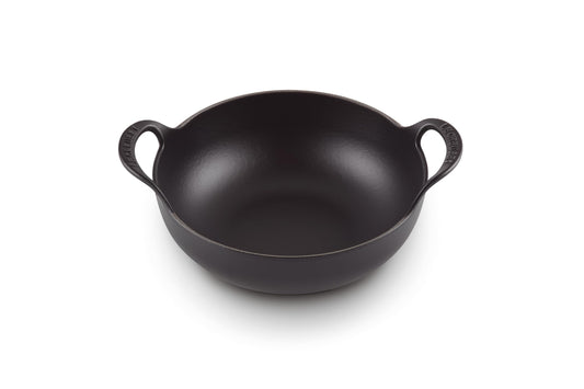 Le Creuset Balti trauks - 24 cm cast iron, 2.7 liters, matte black, perfect for slow cooking and serving.