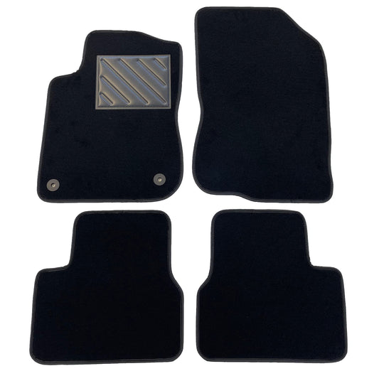 Paklājiņi Peugeot 208 no 2012. līdz 2019. gadam, precīzi pielāgoti, neslīdoši, papēža aizsargi no pastiprināta gumijas, stiprinājuma pogas, melni