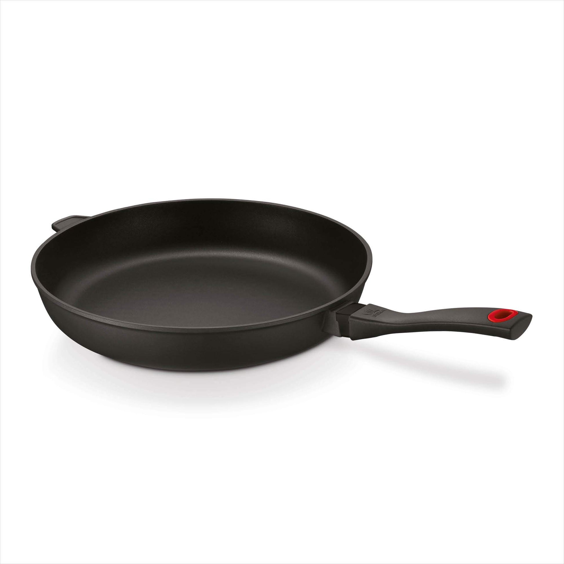 Beka Energy cepamā panna - lietais alumīnijs, 32 cm, izturīga, vienmērīga siltuma izkliede, piemērota visām plītīm.