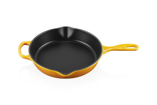 Le Creuset Signature čuguna panna - 26 cm, 2 litri, piemērota visiem plīts veidiem, krāsa: Nectar.