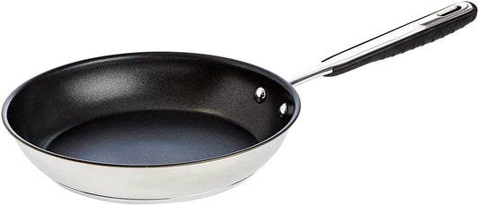 Amazon Basics nerūsējošā tērauda panna - nelipīgs pārklājums, piemērota indukcijai, 20 cm, ērts rokturis.