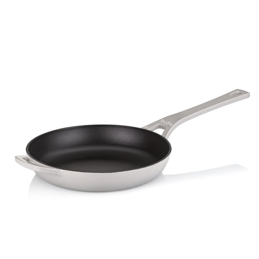 Kela čuguna cepamā panna 28 cm CALIDO - emaljēta, indukcijas, karstumizturīga līdz 300°C, gaiši pelēka.