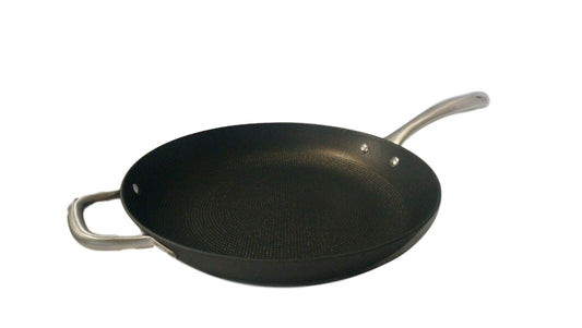 GSW Robusta panna 32cm - čuguns, nerūsējošais tērauds, melna, ar pretējo rokturi, izturīga un efektīva gatavošanai.