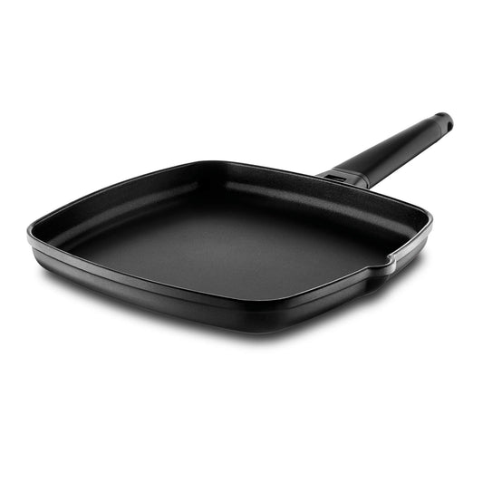 GRILS AR MELNU ROKTURI 27 x 27 CM - Durable black handle, 27x27 cm size, perfect for versatile cooking needs.