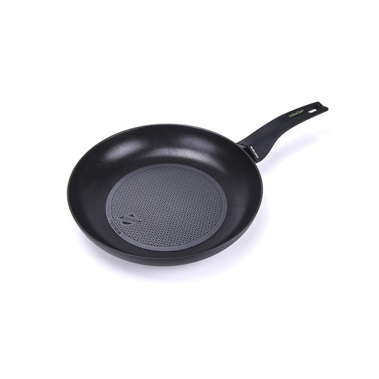 Jauna Moneta panna - alumīnijs, melna, 28 cm, viegla un izturīga, ideāla cepšanai un sautēšanai.
