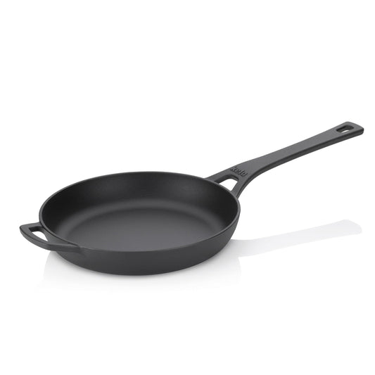 Kela čuguna cepamā panna 28 cm CALIDO - emaljēta, indukcijas, karstumizturīga līdz 300°C, melna.