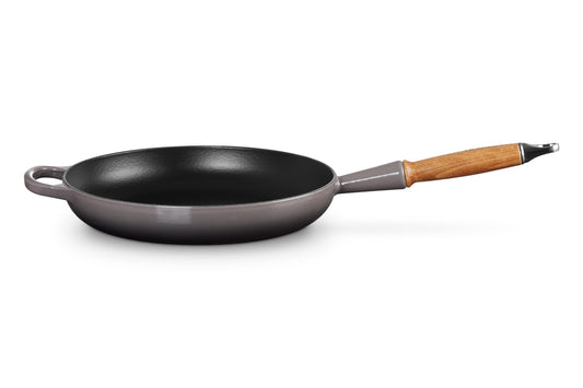 Le Creuset Signature čuguna cepšanas panna - 28 cm, Flint, ar koka rokturi, izturīga un stilīga.