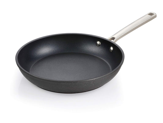 Titāna panna ø 26 cm - Durable non-stick frying pan with ergonomic handle and even heat distribution.