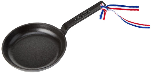 STAUB Mini cepamā panna - 12 cm, 0,15 L, melna emalja, piemērota visiem plīts veidiem, ieskaitot indukciju un cepeškrāsni.