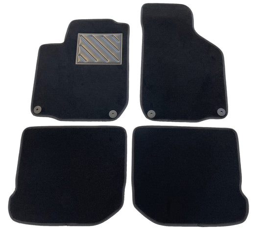 Paklājiņi Opel Corsa F no 2019. gada, precīzi pielāgoti, neslīdoši, papēža aizsargi no pastiprinātas gumijas, nav saderīgi ar elektriskajiem modeļiem.