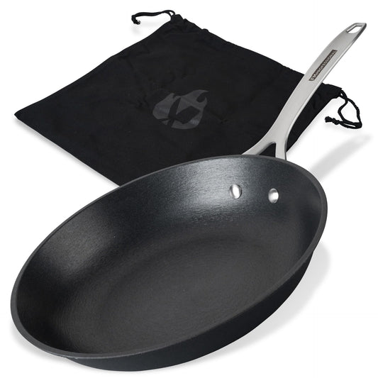 FMprofessional Force čuguna panna 28 cm – Augstas kvalitātes nelipīgais pārklājums, piemērota visiem plīts veidiem.